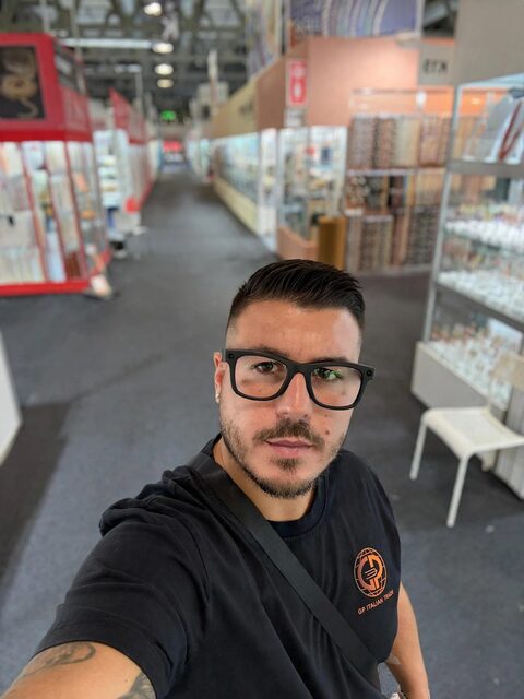 Andrea Cappilli in fiera tra gli stand dei fornitori